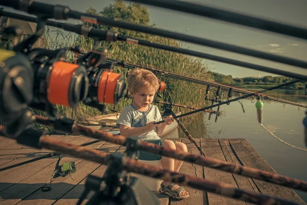 Petit garçon pêche — Photo