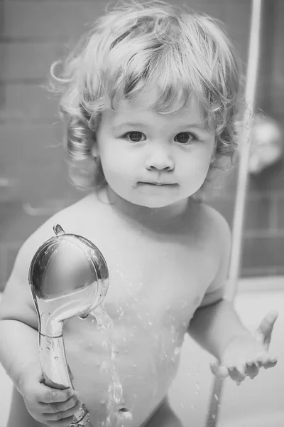 Niño en la ducha — Foto de Stock