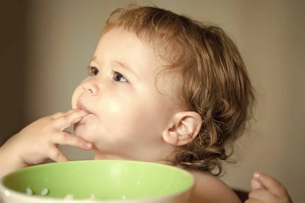Portret van grappige babyjongen eten — Stockfoto