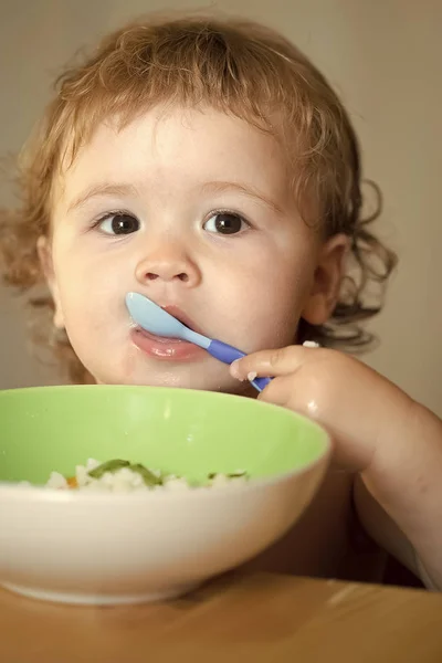 Retrato de criança bonito comer — Fotografia de Stock