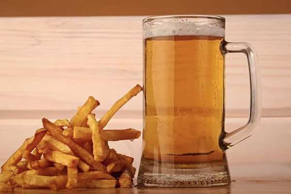 Potato chips and beer — Stock Photo, Image