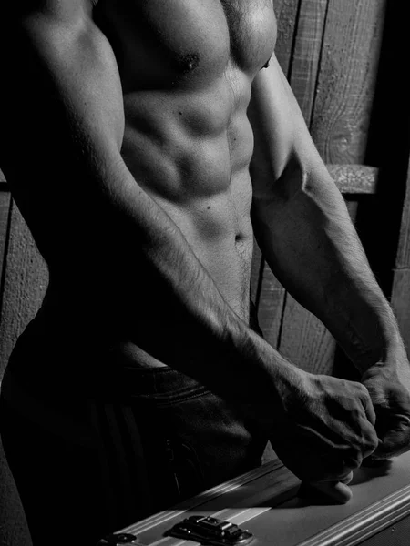 Hombre muscular con maleta —  Fotos de Stock