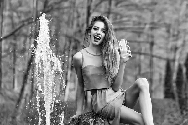 Lycklig kvinna nära fountain — Stockfoto