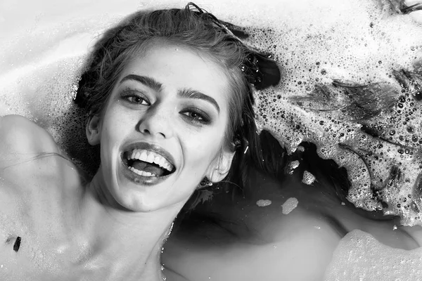 Sorridente donna in bagno — Foto Stock