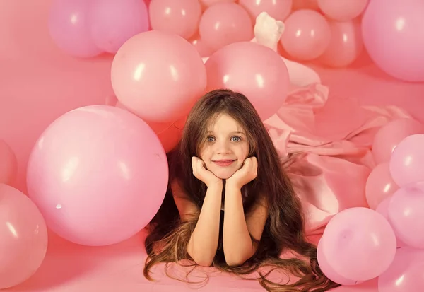 Porträt der jungen niedlichen Tochter posiert auf dem rosa Hintergrund — Stockfoto