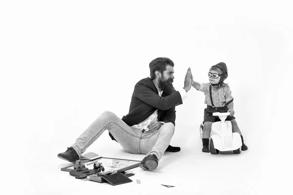 Petit garçon conducteur ou pilote et père barbu — Photo