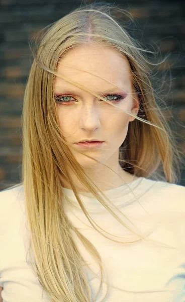 Mirada de mujer bonita con maquillaje de ojos. Mira, chica con cara de piel joven, cuidado de la piel, juventud —  Fotos de Stock