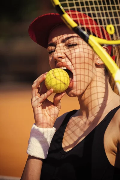 Nő harap tenisz labda kültéri, tevékenység — Stock Fotó