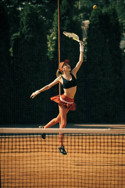Teniszező nő, ütő a gyep — Stock Fotó