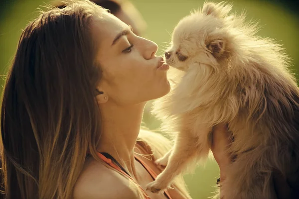 Sensual mujer beso lindo spitz cachorro, mascota — Foto de Stock
