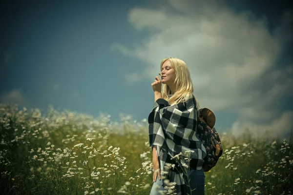 Primavera, donna in camomilla . — Foto Stock