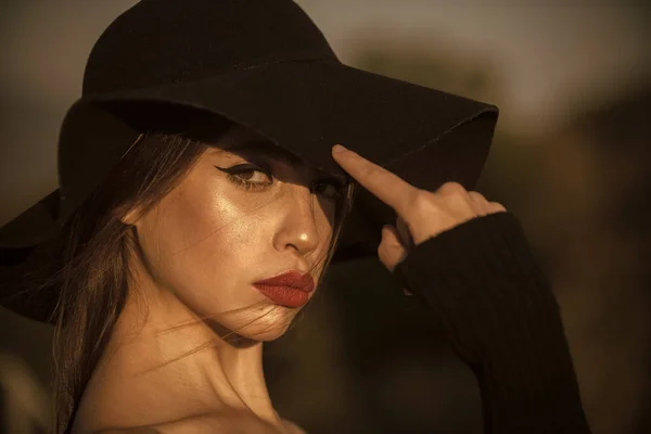 Szépség nő modell viselni stílusos trend Ruházat fekete kalap hivatalos stílus dátumot lips smink fél üzletasszony tartozék divat. — Stock Fotó