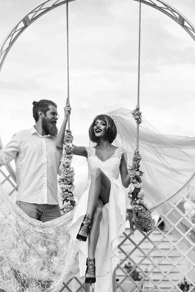 Молодая пара невесты женщина и бородатый мужчина — стоковое фото