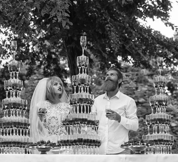 Casal de casamento com pirâmides de copos de vinho ao ar livre — Fotografia de Stock