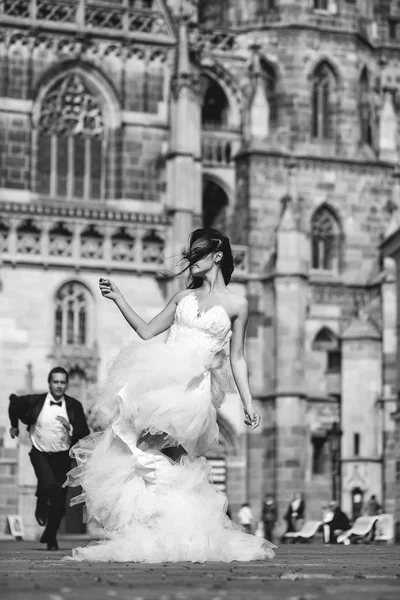 Casamento casal sexy perto de casta no palácio ao ar livre — Fotografia de Stock