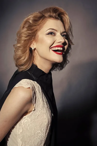 Retro sensuell lycklig kvinna med blont hår, visage. — Stockfoto