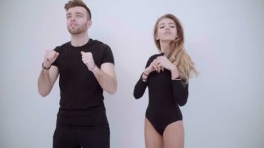 Genç neşeli çift dans eğlenceli. Geek kaç aptal dans. Bir çift pijama içinde dans. Seksi kadın dans.