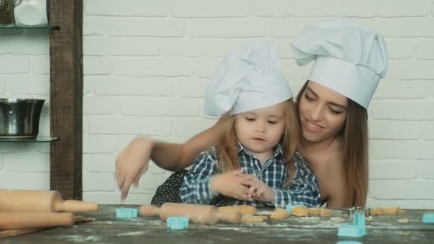 Feliz familia amorosa están preparando la panadería juntos. Madre e hija niña están cocinando galletas y divirtiéndose en la cocina. Comida casera y poco ayudante. — Vídeos de Stock