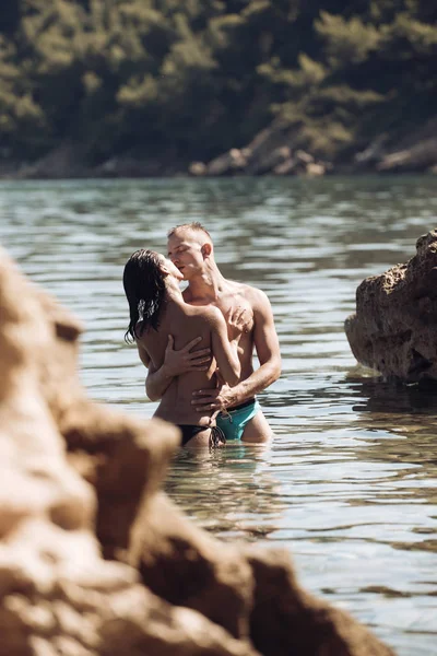 Férias de verão e viagens de férias. Relações de amor de par nu em água do mar. Conceito de dia de família e namorados. Mulher sexy e homem têm jogos de sexo. Casal apaixonado por corpo sexy relaxar na praia — Fotografia de Stock