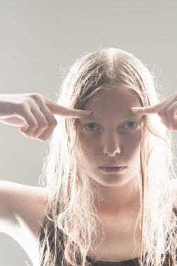 Mavi gözlü ve beyaz deri ile kız. Albino kadın ıslak sarışın uzun saçlı. Şehvetli kadın ile doğal güzellik bakmak ve makyaj yok. Doğal güzellik ve Cilt Bakımı