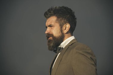 Bulutlu gökyüzü sakallı adam. Sakal ve bıyık tıraşsız yüzündeki hippi. Moda işadamı papyon ile klasik ceket giymek. Özgürlük ve başarı. Tatil seyahat ve Yolculuk tutkusu, alanı Kopyala