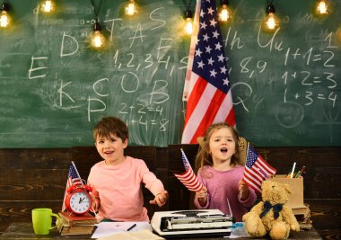 Özel öğretmenin en iyi çocuk okul ile tutmak yardımcı olmak için işe yarayabilir. Amerikan bayrağı blackboard. Yetenekli çocuk genellikle koçluk ihtiyacı var. Bizimle bayrak kavramı ve mezuniyet şapka sembolü.