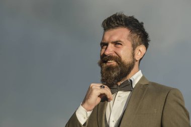 Sakal ve bıyık tıraşsız yüzündeki hippi. Bulutlu gökyüzü, kopya alanı gülümseyen hipster