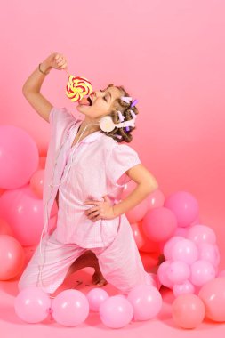 Büyük renkli şeker küçük bir kızla yakın çekim