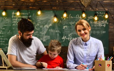 Öğretmen sınıfta her kişi fikir ve görüşleri değerlenmektedir, çalışkan temel ve öğretmen dersi, Üniversitesi erkek konuşmacı konuşurken portre iş eğitimi yürütmektedir,