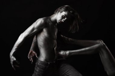 Adam çıplak gövde ile kaplı parıldayan ile boya