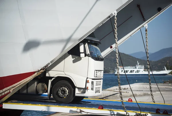 ?argo van, camión, kamion transporta mercancías o artículos entre países. Concepto de transporte internacional. Camión sale del ferry, transbordador en un día soleado. Transporte intercontinental . —  Fotos de Stock