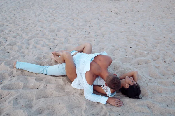 性在海滩概念。一对充满欲望的情侣在海边的沙滩上做爱。在海边做爱的感性恋人。情侣相爱做爱, 在沙滩上做爱. — 图库照片