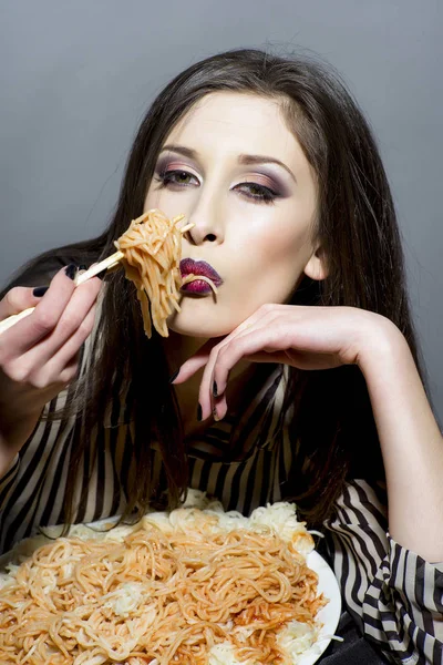 Comida italiana para mulher sensual. Conceito de cozinha e comida italiana — Fotografia de Stock