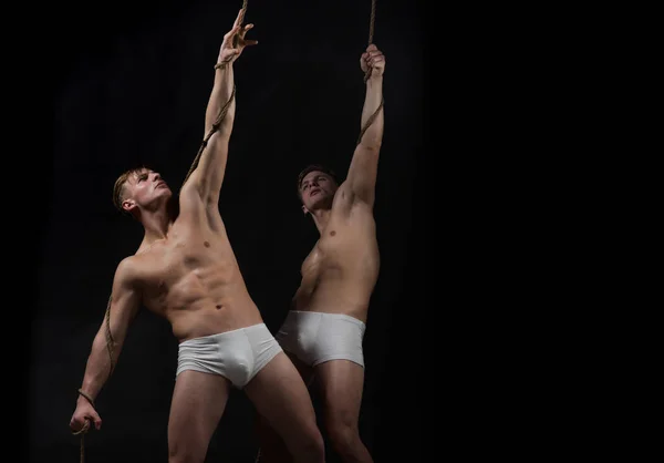 Prestaties van acrobaten in het circus, kopie ruimte. — Stockfoto