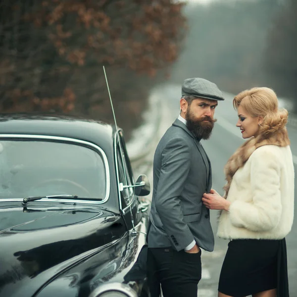 Conceito de férias e viagens. férias de casal apaixonado no carro retro . — Fotografia de Stock