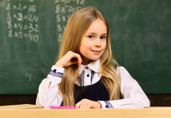 Docenten werken nauw samen met scholen en leerkrachten en kunnen voldoen aan de school. Thuis leren. De jonge geitjes leren vaak makkelijker met behulp van afbeeldingen afbeeldingen en ruimtelijk inzicht. — Stockfoto