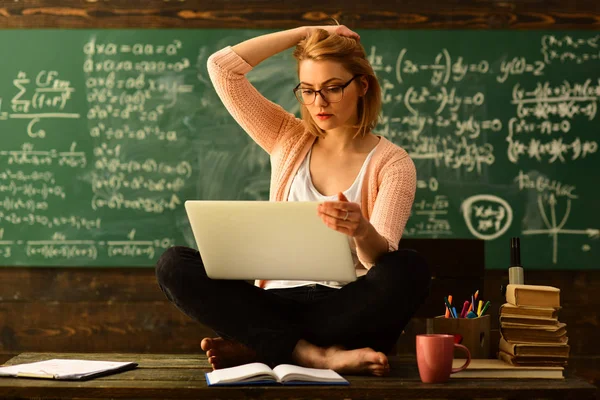 E-learning Online studie lärande koncept, porträtt av kvinnlig lärare använder modern teknik laptop i hennes klass, lära utbildning och skola koncept, — Stockfoto