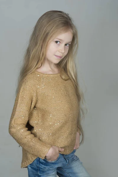 Retrato de menina sorridente bonito com cabelo comprido — Fotografia de Stock