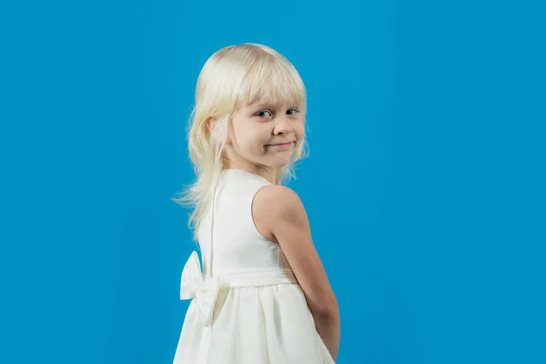 Szőke gyermek gyönyörű ruha. kicsi lány, szőke haj. — Stock Fotó