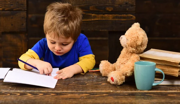 Insegnante che disegna in classe a scuola. Il maestro è caldo. bambino felice sta imparando. E-Learning concetto con lo studente in possesso del suo computer portatile moderno. Insegnante ha bisogno di avere amore per ciò che insegna . — Foto Stock