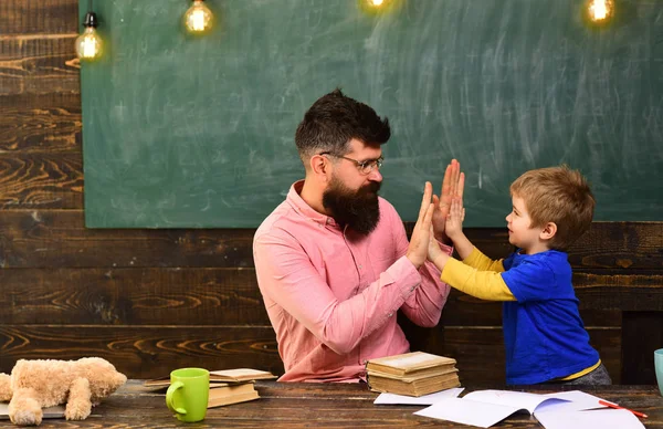 Awesome teachers know about things that make students curious. Professor and school student at the classroom in a school. Conference training. Final exam test in university — Stock Photo, Image