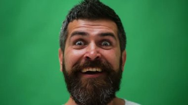 Yakışıklı duygusal adam. Genç adam farklı duygular ifade. Sakallı yakışıklı olan duyguların yüzleri. Erkek yüz duygular. Farklı ifadelerle sakallı adam