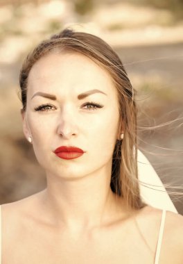 Güzel bir kız ya da kırmızı dudaklar ile güzel gelin