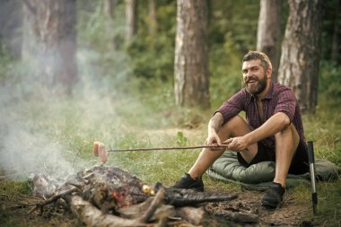 Hipster adam sakal mutlu gülümseme ve kızartma sosis