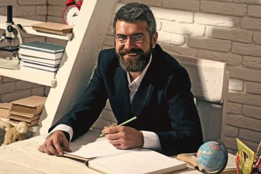 Beyaz tuğla duvar arka plan üzerinde sakallı