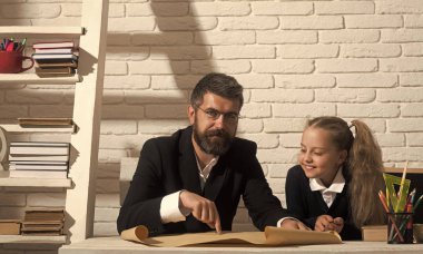 Çocuk ve eğitmen gülümseyen yüzler ile. Kız ve erkek