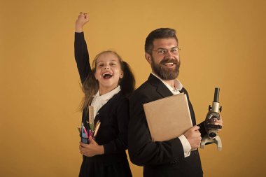 Eğitim ve okul kavramı dön. Kız ve erkek