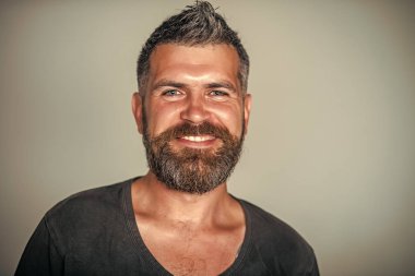 Adam şık saç kesimi ile sakallı yüzünde mutlu gülümseme