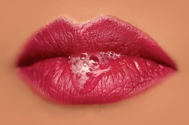 Kabarcıkları ile kadın ağız