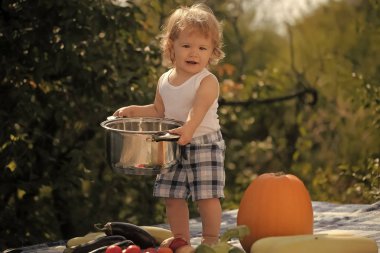 Küçük çocuk piknik